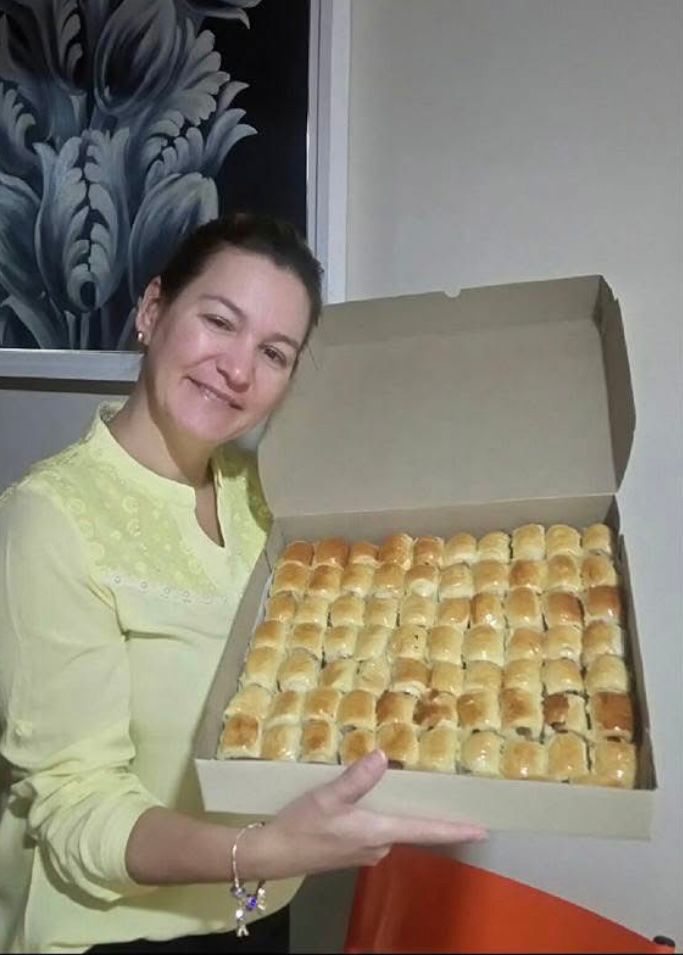 Liliane no início da produção da Salgados da Lili, trabalhando em casa