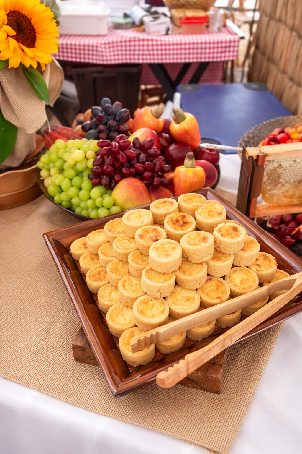 Mesa com salgados sofisticados